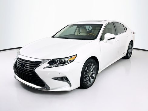Used 2017 Lexus ES 300h w/ Luxury Package FWD image 3