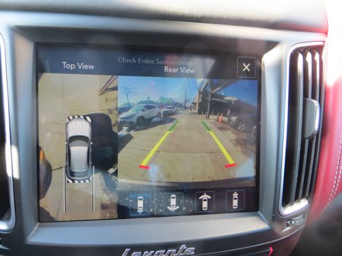 Used 2018 Maserati Levante GranLusso image 16