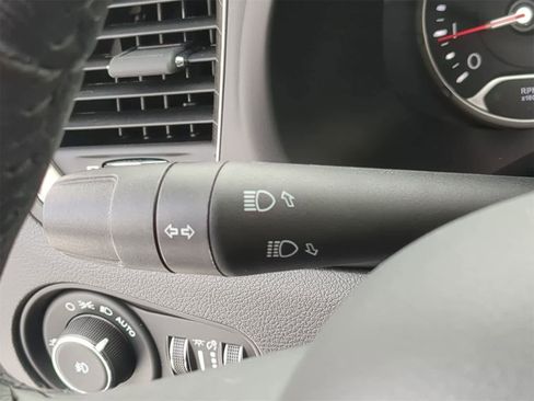 Used 2023 Jeep Renegade Limited image 33