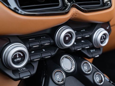 Used 2021 Aston Martin V8 Vantage Roadster image 32