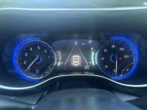 Used 2023 Chrysler Pacifica Limited FWD image 14