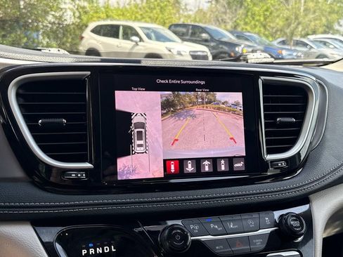 Used 2023 Chrysler Pacifica Touring-L w/ Uconnect Theater Family Group FWD image 31