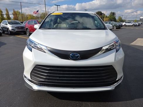 Used 2023 Toyota Sienna XLE image 2