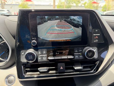 Used 2023 Toyota Highlander XLE FWD image 32