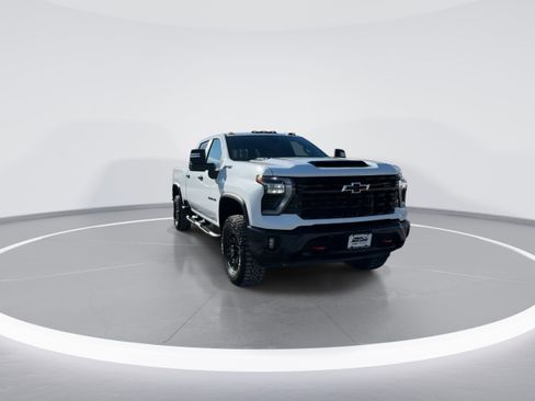 Used 2025 Chevrolet Silverado 2500 ZR2 w/ Technology Package AWD/4WD image 3