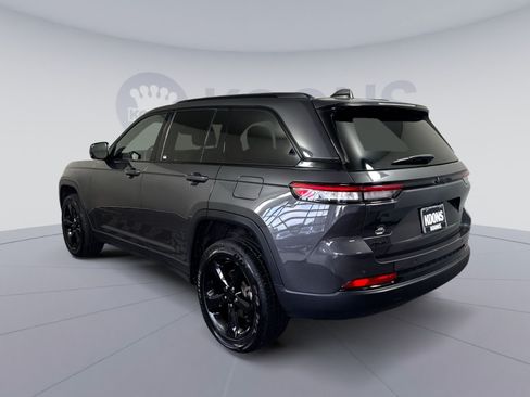Used 2023 Jeep Grand Cherokee Altitude AWD/4WD image 4