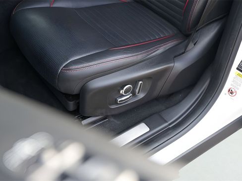 Used 2021 Land Rover Discovery Sport SE R-Dynamic image 11