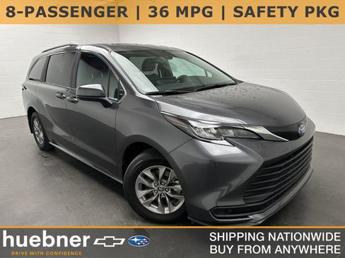 Used 2025 Toyota Sienna LE image 1