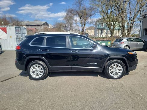 Used 2018 Jeep Cherokee Latitude Plus w/ Cold Weather Group AWD/4WD image 9