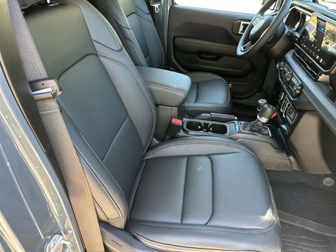 Used 2025 Jeep Gladiator Sport AWD/4WD image 13