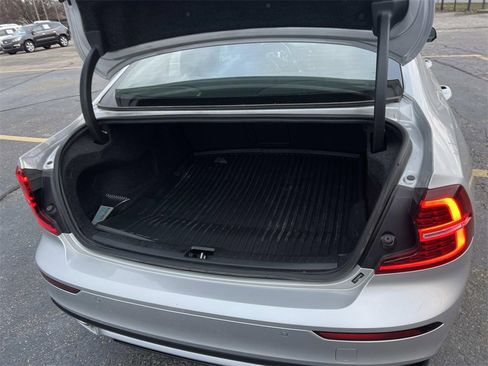 Used 2022 Volvo S60 B5 Momentum image 10