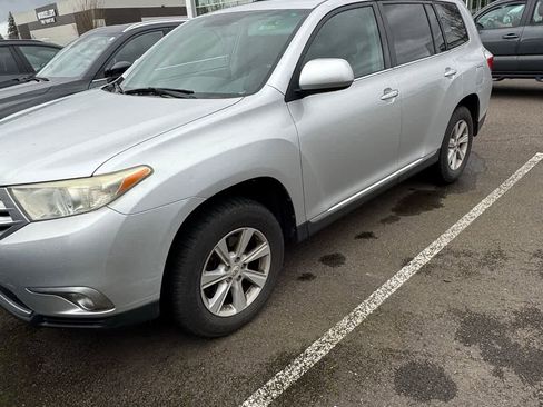 Used 2011 Toyota Highlander Base w/ Tech Pkg image 3