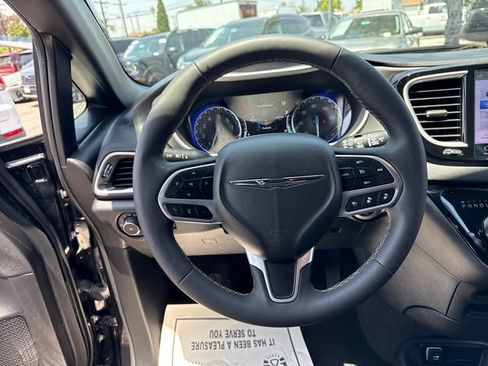 Used 2025 Chrysler Pacifica Select FWD image 14
