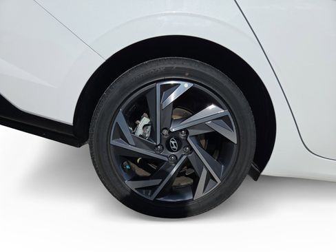 Certified 2025 Hyundai Elantra Limited FWD image 17