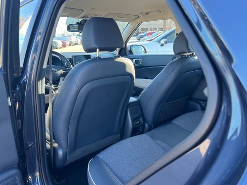 Used 2025 Hyundai Venue Limited image 16