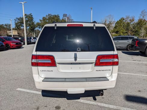 Used 2010 Lincoln Navigator Base image 7