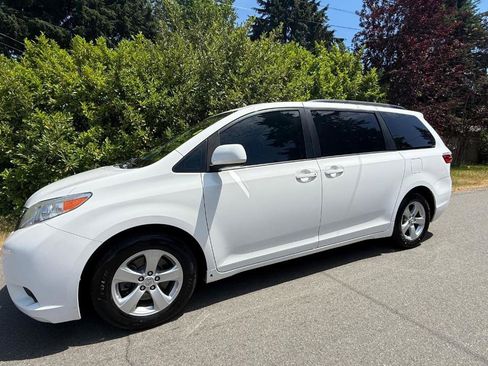Used 2015 Toyota Sienna LE FWD image 18