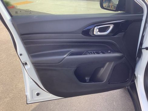 Used 2024 Jeep Compass Latitude w/ Convenience Group image 9