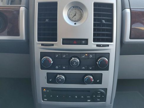 Used 2010 Chrysler Town & Country Touring FWD image 10