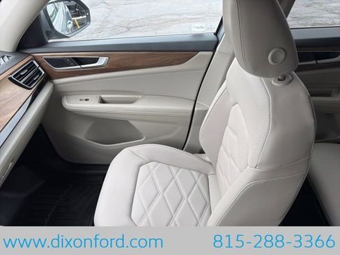 Used 2024 Volkswagen Atlas SE image 19