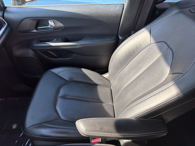 Used 2025 Chrysler Pacifica Select FWD image 13