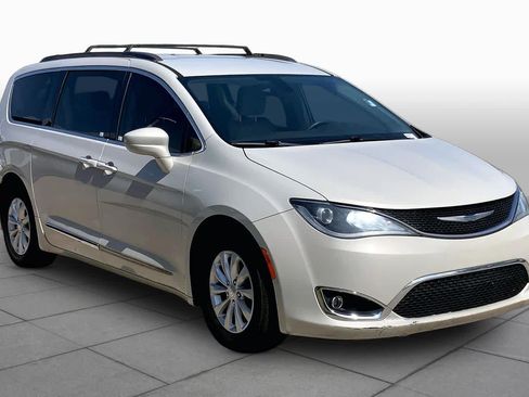 Used 2017 Chrysler Pacifica Touring-L FWD image 2