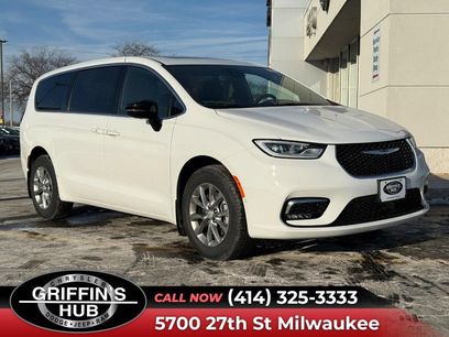 New 2026 Chrysler Pacifica Limited w/ Trailer Tow Group