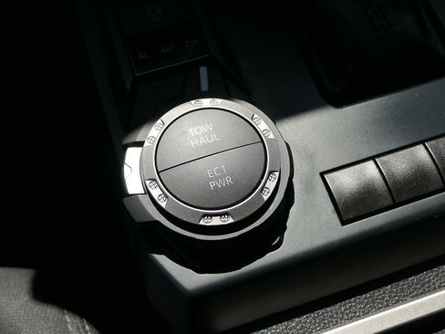 Used 2025 Toyota Tacoma SR5 AWD/4WD image 22
