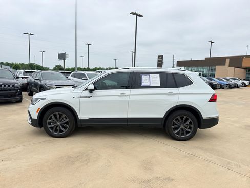 Used 2022 Volkswagen Tiguan SE w/ Panoramic Sunroof Package FWD image 8
