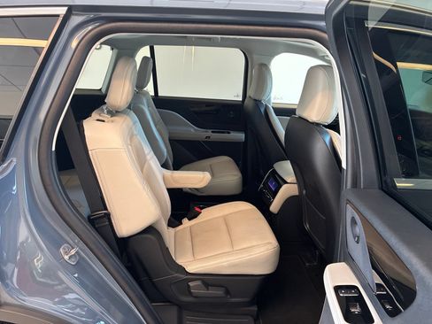 Certified 2025 Lincoln Aviator Reserve AWD/4WD image 9