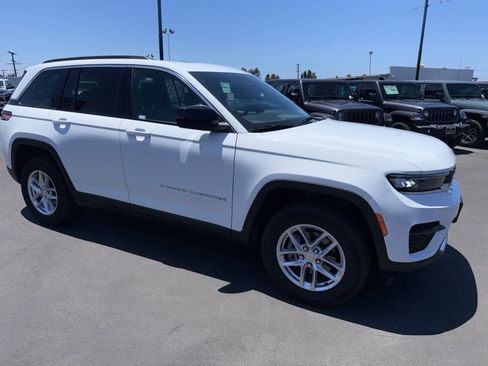 Used 2025 Jeep Grand Cherokee Laredo X RWD image 8