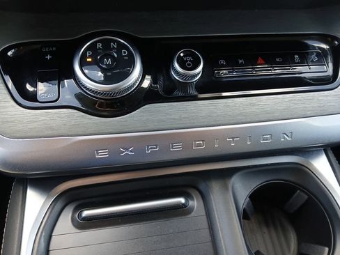 Used 2025 Ford Expedition Platinum AWD/4WD image 39