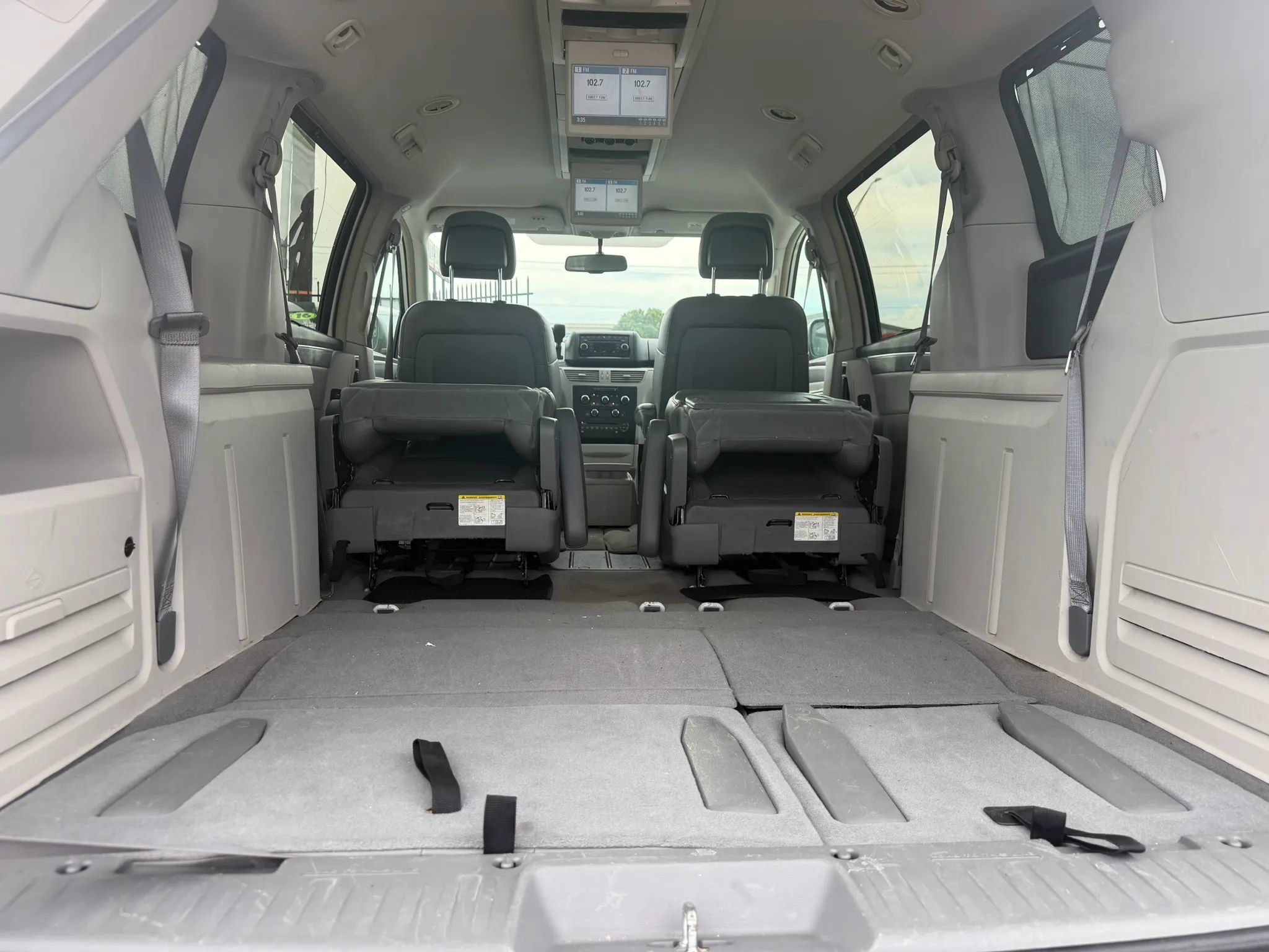 Used 2011 Volkswagen Routan SE FWD image 21