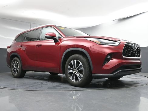 Certified 2022 Toyota Highlander XLE image 25
