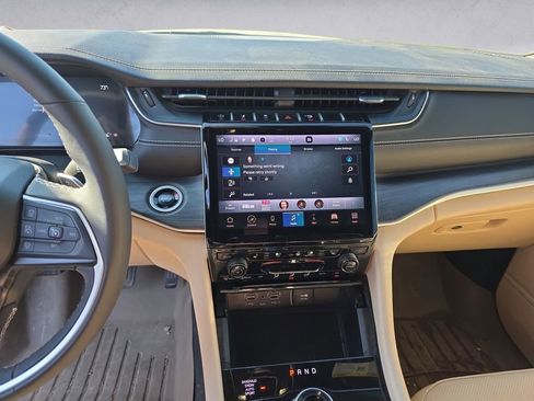 Used 2025 Jeep Grand Cherokee L Limited w/ Luxury Tech Group II image 11