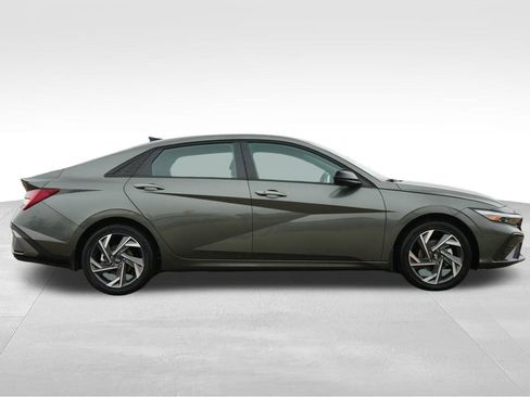 Certified 2025 Hyundai Elantra SEL image 9