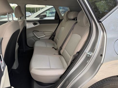 Used 2025 Kia Soul LX w/ LX Technology Package FWD image 36