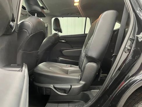 Used 2021 Toyota Highlander XLE AWD/4WD image 13