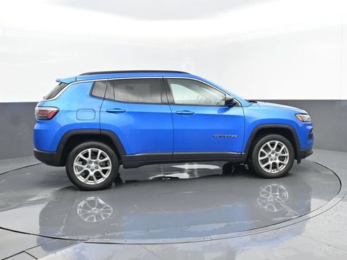 Used 2024 Jeep Compass Latitude w/ Sun and Sound Group AWD/4WD image 4