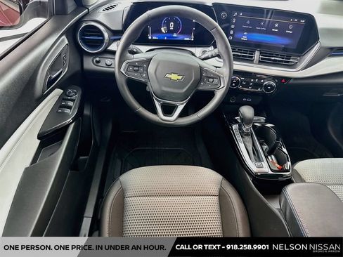 Used 2025 Chevrolet Trax LT w/ Driver Confidence Package FWD image 22