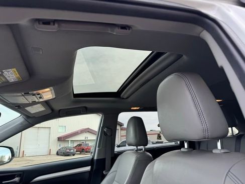 Used 2019 Toyota Highlander XLE image 6