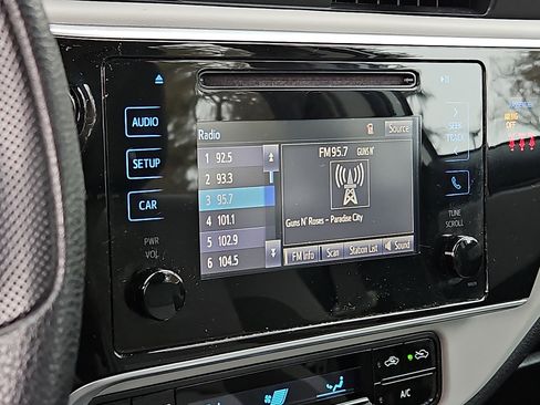 Used 2019 Toyota Corolla LE image 16