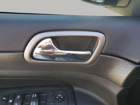 Used 2018 Jeep Grand Cherokee Laredo image 27