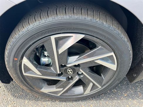 Used 2025 Hyundai Elantra SEL image 11