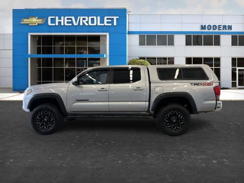 Used 2017 Toyota Tacoma TRD Off-Road w/ Tow Package (A/T) AWD/4WD image 2