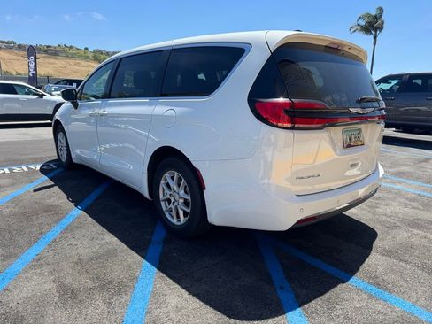 Certified 2023 Chrysler Pacifica Touring-L image 3