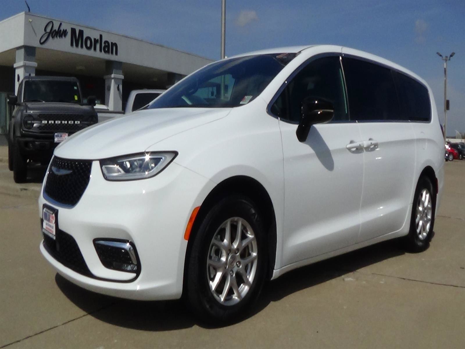 Certified 2025 Chrysler Pacifica Select FWD image 2