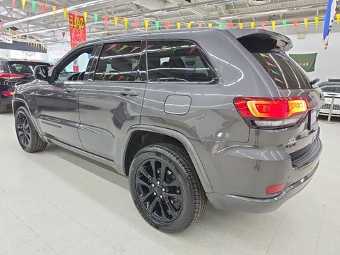Used 2017 Jeep Grand Cherokee Altitude AWD/4WD image 4