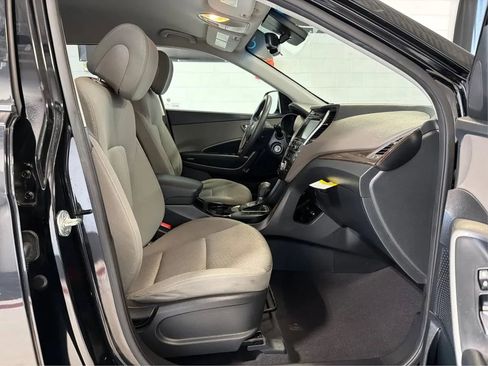 Used 2017 Hyundai Santa Fe SE image 14