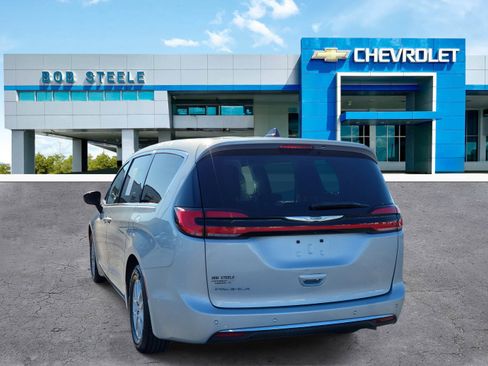 Used 2024 Chrysler Pacifica Touring-L image 4